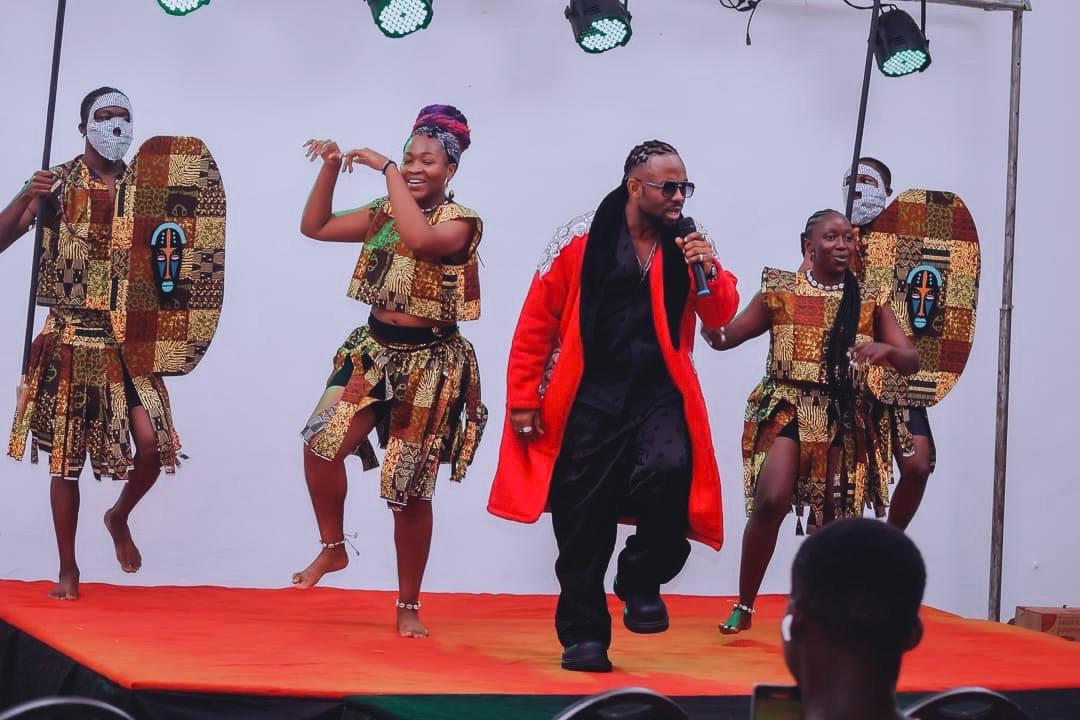 De Manne performing at the Cameroon Music Evolution Awards