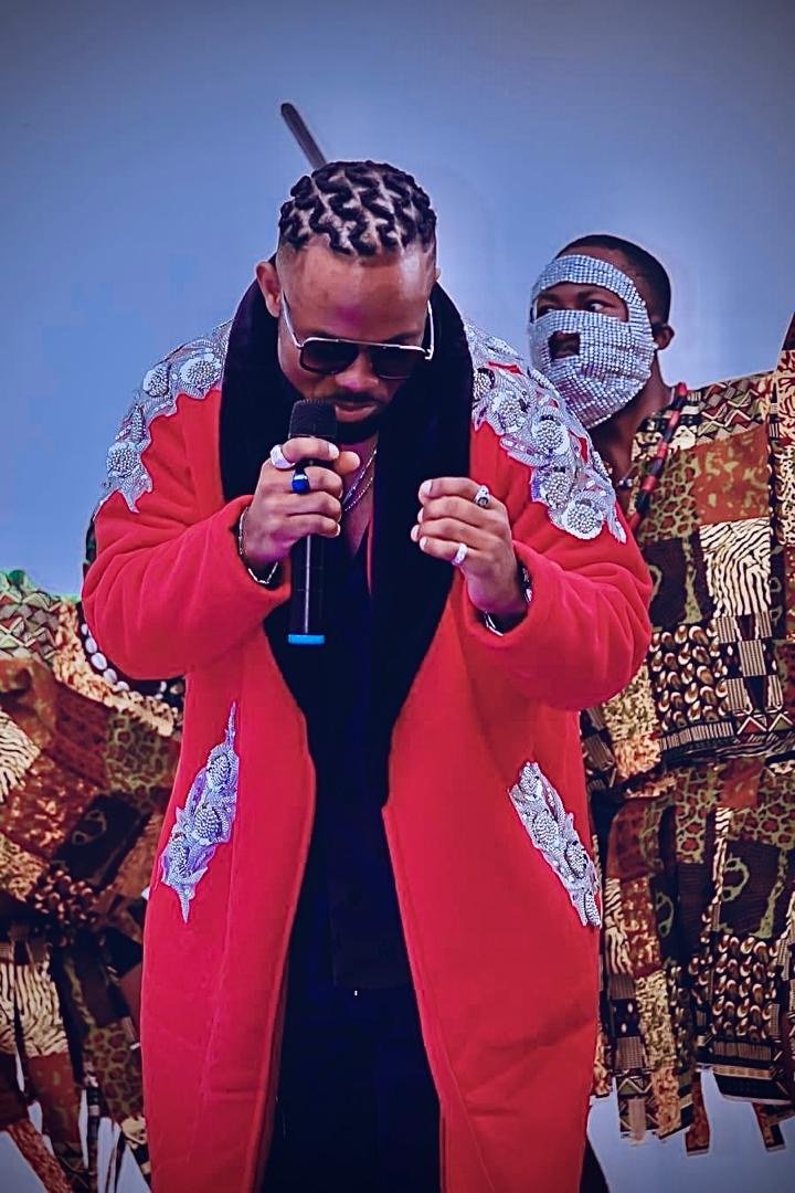 De Manne on stage at the Cameroon Music Evolution Awards